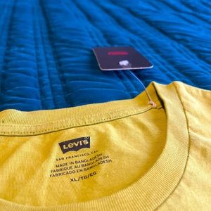 Kiwi colored crop Women’s Levi’s top. Size Extra Large.
